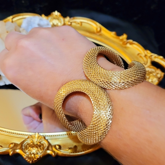 SOLD VINTAGE GOLD MESH HINGE CUFF BRACELET - Picture 2 of 14